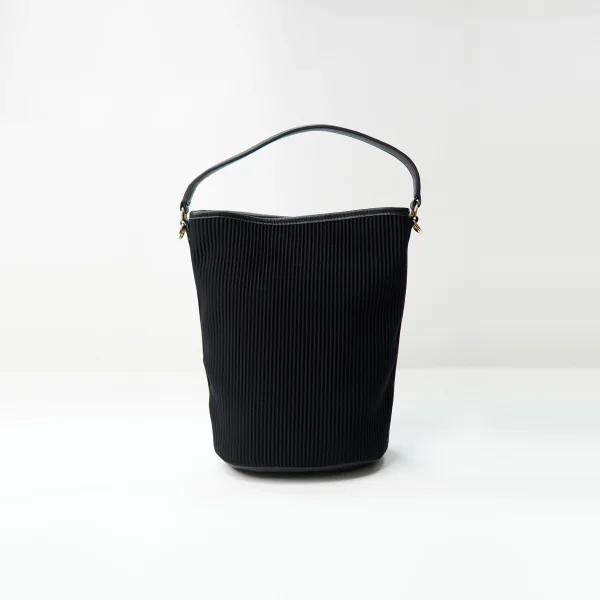 Black ribbed bucket handbag sample for private label handbag production review