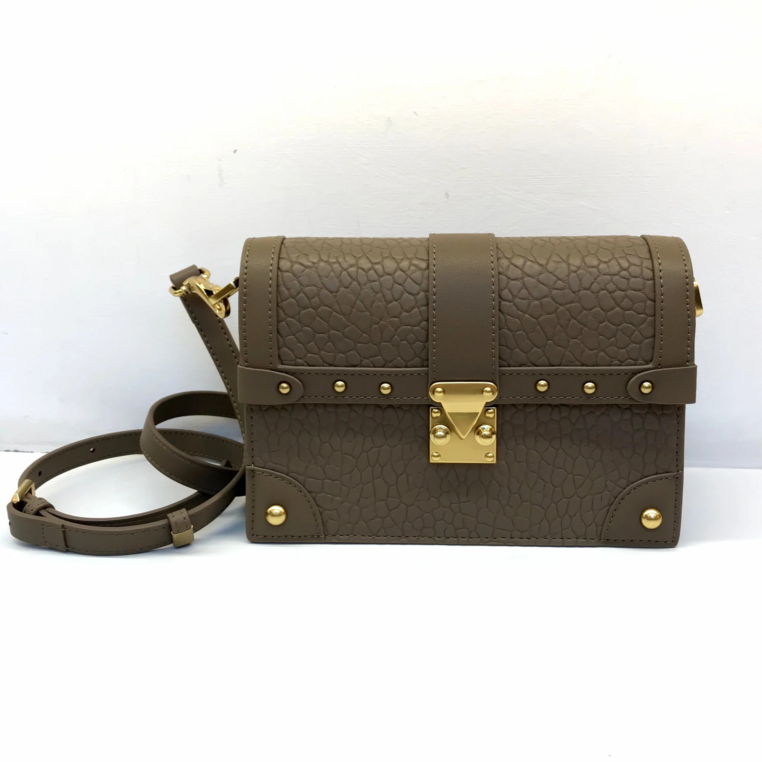 Structured shoulder bag sample for custom handbag manufacturing with hardware alignment