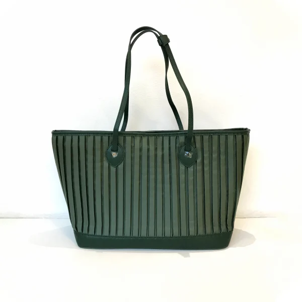 Pleated tote bag sample documented for custom handbag manufacturing review