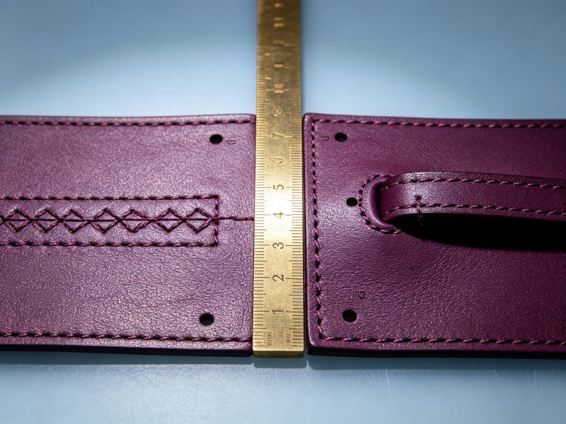 Macro comparison of intentional hand variation and functional defect boundaries on an original bag