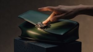Hermès bag closures analyzed through an original handbag opening gesture